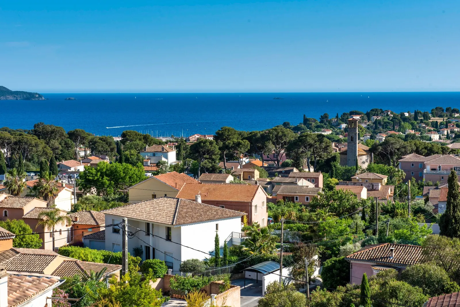 Vue panoramique de Carqueiranne et de la Méditerranée depuis les hauteurs